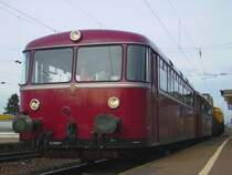 2 VT98 der Hochwaldbahn hatten am 25.11.06 die Aufgabe einen Kranwagen von Darmstadt nach Anstadt zu bef�rdern,hier bei einem zwischen Halt in Mannheim Friedrichsfeld.