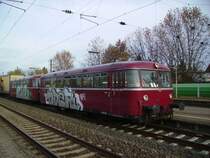 2 VT98 der Hochwaldbahn hatten am 25.11.06 die Aufgabe einen Kranwagen von Darmstadt nach Anstadt zu bef�rdern,hier bei einem zwischen Halt in Mannheim Friedrichsfeld.