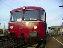 2 VT98 der Hochwaldbahn hatten am 25.11.06 die Aufgabe einen Kranwagen von Darmstadt nach Anstadt zu bef�rdern,hier bei einem zwischen Halt in Mannheim Friedrichsfeld.