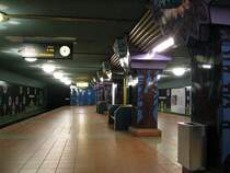 U-Bahnhof Paulsternstrasse: Dieser sehr verspielte Bahnhof wurde von R�mmler im Zuge der Verl�ngerung der U7 nach Spandau 1984 er�ffnet. Die W�nde zeigen symbolisierte Gras-Blumenmuster. Die Pfeiler sind mit Emailplatten verkleidet die wie Baumst�mme aussehen. Die Decke ziert ein blauer Sternenhimmel. Namensgeben soll ein Lokal namens „Stern“ gewesen sein dass Anfang des 18.Jhdts in der N�he stand.
