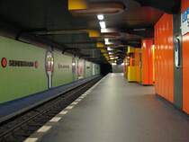 U-Bahnhof Siemensdamm: Dieser Bahnhof wurde wieder von R�mmler gestaltet und nimmt in seiner Gestaltung bezug auf den Namen. An den W�nden zeigen Bilder das Schaffen von W.Siemens, teils in historischen Aufnahmen, bzw Detailbilder technischer Produkte und Erfindungen. Die Station ist auch ein Grossschutzraum f�r 4500 Personen. Die Zug�nge haben demnach auch ein merkw�rdiges Bunkereingang-�hnliches Aussehen.

