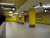 U-Bahnhof Jakob-Kaiser-Platz: Als Charlottenburg-Nord geplanter Bahnhof, der von R�mmler 1980 gebaut wurde. Der Fussgaengertunnel wurde schon fr�her als Autobahnunterquerung benutzt. Die Station ist in hellem Gelb gehalten mit einer interessanten Leuchtenkonstruktion. Namensgebend war der Mitbegr�nder der CDU in der SBZ und sp�ter Mitglied des Bundetags.