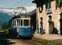 FART/SSIF: SSIF Ce 2/4 4 (1904), aufgenommen in den Achtzigerjahre anlässlich einer Dienstfahrt in Masera. Bei diesem interessanten Fahrzeug handelt es sich um den ehemaligen Triebwagen 11 der Rheintalischen Strassenbahn (RhSt) der 1946 zusammen mit dem Triebwagen 12 vom Tram Locarno (STL) zur Verstärkung des Fahrzeugparks übenommen wurde. Nach der Einstellung des Trambetriebes Locarno im Jahre 1960 gelangten die beiden Triebwagen Ce 2/4 4 und Ce 2/4 5 ex RhSt zur SSIF nach Domodossola. Der Triebwagen 4 ist seit den Neunzigerjahren beim Bahnhof Santa Maria Maggiore als Denkmal aufgestellt.
Foto: Walter Ruetsch  