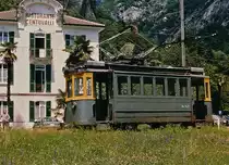 FART/SSIF: FART Xe 2/2 7 (1908) EINST UND JETZT. Als einziger Triebwagen aus der Eröffnungszeit der Trambahn Locarno (STL) hat der Motorwagen Ce 2/2 1 der Serie 1-3 im Originalzustand überlebt. Im Frühling 1986 konnte er noch als Dienstriebwagen Xe 2/2 7 auf einem Geleiseabschnitt der im Jahre 1965 stillgelegten Maggiatalbahn in Ponte Brolla abgelichtet werden.
Foto: Walter Ruetsch  