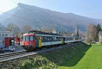 Da der NPZ Bt der OeBB zurzeit in Revision ist, wurde der Steuerwagen am NPZ durch einen RBe ersetzt. Da die beiden Triebwagen nicht vielfachsteuerbar sind, verkehrt der RBe als Steuerwagen, also mit dem B�gel unten. RBe 206, AB 507 und RBDe 207 bei Einfahrt in Balsthal, 28.03.2014.