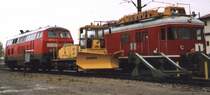 218-130 aus Karlsruhe steht hier in Freudenstadt am Stadtbahnhof, im November 2006. Alles wartet hier oben auf den ersten Schnee. 
Im Murgtal muss der scheinbar nagelneue Schneepflug dann beweisen das er taugt.     