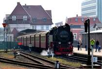 Letzter Check zwischen den Wagen. Allerletzter Check auf der Lok. Und vielleicht drei neue Eisenbahnfans? Eindeutig generationenübergreifend die Eisenbahn. Nebenbei bekommt das Bahnhofsgebäude von Nordhausen Nord einen neuen Anstrich. Nordhausen 28.03.2014
