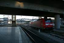 146 111-0 beim Wegrangieren von einer drei-Wagen-Schwarzwaldgarnitur mit den Wagen 50 80 26-114-3, 50 80 36-81 043-2 und 50 80 86-81 026-6 am 23.02.14 in Freiburg (Breisgau) Hbf. Die Lok war auf dem Weg ins Bw, die Wagen folgten wenig sp�ter.