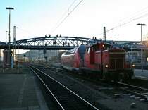 363 240-3 mit einer Schwarzwaldgarnitur, bestehend aus dem 50 80 26-114-3, 50 80 36-81 043-2 und 50 80 86-81 026-6 am Abend des 23.02.14 beim Rangieren aus dem Freiburger Hauptbahnhof in Richtung Betriebswerk.