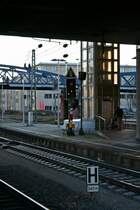 Das ASig 75N334 des Freiburger Hauptbahnhofs am Abend des 23.02.14. Es zeigt gerade den Rangiersignalbegriff  Sh1  f�r eine von 363 240-3 geschobene Schwarzwaldgarnitur, welche auf dem Weg in die Reinigung im Betriebswerk ist.