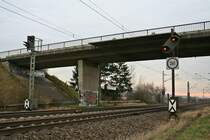 Die Vorsignale a und aa des Bahnhofs M�llheim (Baden), aufgenommen am 29.01.14. Beide Signale zeigen Vr0, also  Halt erwarten .