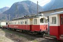 SEFT Nachschau 2014,Beim Depot in Grono abgestellte Fahrzeuge hier der desolate ABe 4/4 Nr.2 ex.Appenzeller Bahn Nr.42.Es gibt Pläne hier ein kleines Bahnmuseum zu errichten!? In der Halle daneben stehen noch die anderen Fahrzeuge der FM.
Grono 29.03.14