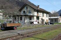 SEFT Nachschau 2014,Ein Strassenbauprojekt in Roveredo und andere Gründe machten der Museumsbahn im Misoxer Tal(Valle Mesolcina)den Garaus.Letzten Herbst fuhr hier der letzte Zug.Im Bild die ehem.BM/RhB Station Grono in einem traurigen Zustand.29.03.14
