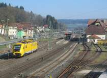 711 101-6 durchfährt am 29. März 2014 den Bahnhof Kronach in Richtung Lichtenfels.