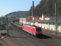 185 361-3 zieht am 29. März 2014 einen Langschienenzug durch Kronach in Richtung Saalfeld.