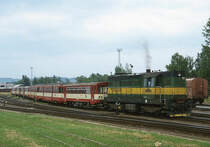 Grün gelb lackierte CD Diesellok 742453 verschiebt am 16.6.2001 eine Reihe von 810ner Triebwagen im Bahnhof Krnov.