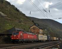 BRLL 185 596, vermietet an Crossrail, durchfährt am 25.03.14 mit einem KLV-Zug auf der rechten Rheintrecke den Bahnhof Kaub in Richtung Norden. 