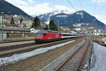 Die Re 460 005-2 kam am 29.03.2014 zu Euro City Ehren am Gotthard. Der EC 158 (Milano-) Chiasso-Luzern wurde ausnahmsweise mit einer Re 460 statt einer Re 4/4 II geführt. Der sehr kurze Euro City, 3 Bpm 61 und ein Apm 61, bei Durchfahrt in Airolo, 29.03.2014.