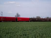Ein Teleskopdach- und Schiebeplanenwagen am 28.03.14 bei Frankfurt Mainkur