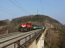 Die 774 703 mit einem Kohlezug am 29.03.2014 unterwegs bei Královské Poříčí.