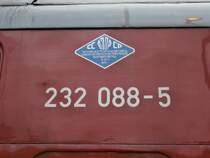  Made in Russia  glaube ich. Russisch oder was bei Russland ist die Schrift.
Diese Lok kommt auch ursprünglich aus der Sovjetunion von 1974. 18.03.2014 Düsseldorf HBF