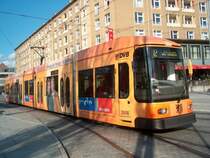 NGT6DD - Wagen 2508 mit Werbung f�r das MDR Fernsehen - Hier Ab Vier auf der neuen Trasse Postplatz/Wallstr. (25.10.06)
