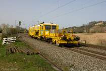 Unbekanntes Gleisbaufahrzeug der Monti GmbH auf Überführungsfahrt am 30.03.2014 bei Hecklingen