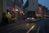 Abendstimmung in Erfurt, ein Zug der Linie  3 unterwegs zum Europaplatz.
28.03.2014 18:38 Uhr.