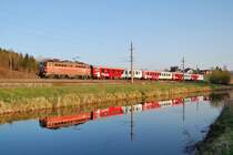 Durch die Zeitumstellung war es möglich am 30.03.2014 die 1142 564
 mit dem R 3976 in Wartberg an der Krems noch bei Sonnenschein zu erwischen.