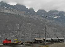 Vor dem Walensee und den teilweise wolkenverhüllten Churfirsten hat bei Unterterzen Tm 234 084-2 am 16.03.2014 Sonntagsruhe.