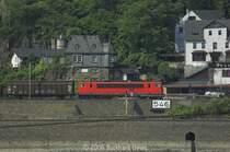 155 178 am 17.6.2006 mit einem G�terzug gegen�ber von Kaub