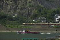 Pech gehabt, leider auf der falschen Rheinseite gestanden! 103 mit Rheingold am 17.6.2006 gegen�ber von Kaub