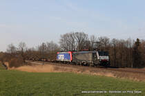 ES 64 F4 - 027 (Lokomotion) und 482 045-2 mit einem Sattelaufliegerzug in Hilperting, 27. März 2014