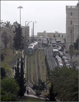 . Von der Mauer aus gesehen -

Blick von der Jerusalem Stadtmauer auf die Straßenbahntrasse. Die Tram fährt gerade in die Gefällstrecke ein.

18.03.2014 (J)