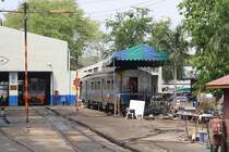 ATC 2101 (1A'2', Tokyu Car Corp., Bauj. 1985) am 21.März 2014 zur Reparatur im Depot Mahachai, nachdem er bei einer Entgleisung im Bf. Talat Phlu das betonierte Bahnsteigdach demoliert hatte. 

