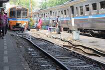 Bemerkenswerte Gleislage im Bf. Mahachai, im Hintergrund der NKF 1206 (1A'2', dh, Nippon Sharyo, Bauj.1985). Bild vom 21.März 2014.