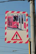 Das ist kein Verkehrsspiegel, sondern ein (offenbar anlaßbezogener) Warnhinweis vor der etwas unübersichtlichen Einfahrt in die Wendeschleife Stary Liskovec.(29.03.2014)