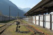 SEFT Nachschau 2014.Die Reste der RhB/FM Gleisanlagen in Castione-Arbedo.Im Bild,das ehem.BM/RhB Streckengleis nach Bellinzona sowie ein Abstellgleis.Rechts hinter dem Zaun,der neue S-Bahnhof von Castione-Arbedo.Das alte SBB Stationsgebäude wurde abgerissen,dort befindet sich jetzt ein Parkplatz.29.03.14