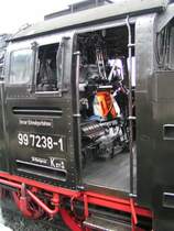 Lok 997238-1 wurde ganz sch�n geheizt w�hrend der Fahrt hoch auf dem Brocken.(Brocken am 26.11.2006)
