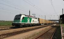 Die 1216 960-5 der Steiermarkbahn durchfährt am 2.4.2014 mit Containern von Innofreight, beladen mit Holzspänen, den Bahnhof Kirchstetten Richtung St. Pölten. Wahrscheinlich kam der Zug aus Rumänien, da die Wagen aus Rumänien (RO-CFR SGNS)stammen.