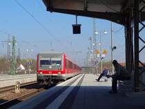 Am 29.3.14 stiegen wir in Graben Neudorf um, was sich als gut erwies.
Denn neben 928 401 kamen noch weitere Schmankerl in 15 Minuten umstiegszeit zusammen. Doch ein Schmankerl davon war diese Doppeltraktion 628, welche gegen 10 Uhr den Bahnhof von Graben Neudorf als Leerfahrt durchfuhr. Das Ziel der Leerfahrt steht an der Zugzielanzeige (denke ich).