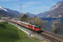 Auch der zweite internationale Zug an diesem Morgen war mit einer LION-Re 420 bespannt, nämlich der Re 420 227-1. Um die vorausfahrende S 4 zu überholen, wechselte der CNL 1179 in Unterterzen auf das rechte Gleis (29.03.2014).