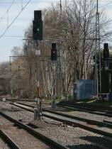 3 Signale eins gibt Fahrt in Richtung Köln und gleich kommt 1898 106 mit einem Containerzug in Richtung Köln. 20.03.2014
Bahnhof Rommerskirchen