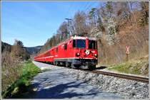 RE1241 mit Ge 4/4 II 629  Tiefencastel  zwischen Trin und Reichenau-Tamins. (02.04.2014)