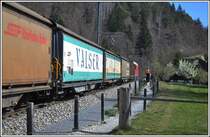 Ge 4/4 II 624  Celerina  führt den Valserwasserzug 5232 von Ilanz nach Untervaz-Trimmis. (02.04.2014)