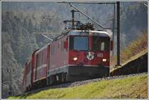 RE1224 mit Ge 4/4 II 613  Domat/Ems  kurz vor der Vorderrheinbrücke bei Tamins. (02.04.2014)
