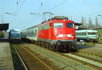 628 546 als RB 3726 (Hildesheim–Herford), 110 507 mit RE 4553 (Uelzen–G�ttingen) und 624 628 als RB 3721 (Herford–Hildesheim) am 02.04.1999 in Elze (Han)