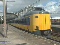 BR 4200 Koploper am 13.05.2003 in Amsterdam Centraal verl��t den Bahnhof.
