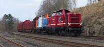 Für Güterverkehr ist noch viel Luft...auf der Strecke von Hof nach Weiden oder gar von Hof in Richtung Bamberg.
Die Elektrifizierung zwischen Reichenbach und Hof hat für den Güterverkehr noch keine neuen Aspekte gebracht, denn jetzt müßte statt in Reichenbach in Hof um gespannt werden.
Dieser regelmäßig verkehrende Holzzug fährt mit Diesel durch und ist dazu noch sehr sehenswert.
Der Holzzug und auch Leerzug fahren zwischen Sachsen und der Oberpfalz.
213 339 (Diana) wurde 1966 als V 100 2339 in Dienst gestellt.
212 297 ist ein Jahr älter und kam als V 100 2297 zur Deutschen Bundesbahn.
Die Loks sind an die Rennsteigbahn vermietet.
Der Zug ist hier kurz hinter Hof in Höhe des ehemaligen Rbf. Oberkotzau unterwegs.

17.03.2014 - Bahnstrecke 5100 Bamberg - Hof