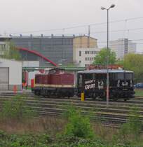 Ab sofort wirbt die EBS 142 145-2 für die  Black Dragons - Eishockey in Erfurt . Hier steht sie zusammen mit der EBS 201 001-5 am 10.04.2014 in Erfurt Ost.